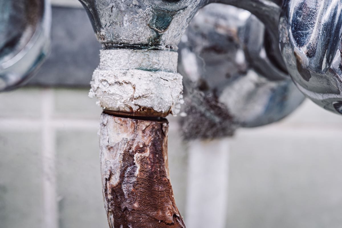 Tubería de agua con sarro